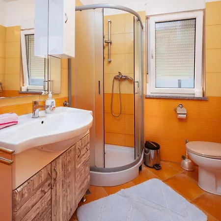 2 Bedroom Cozy Apartment In Rovinj Rovinj