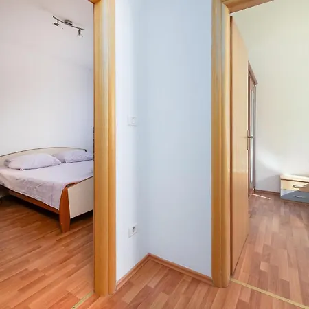 2 Bedroom Cozy Apartment In Rovinj Apartmán