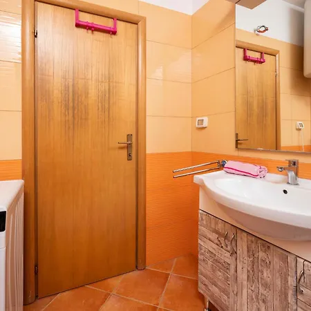 Apartmán 2 Bedroom Cozy Apartment In Rovinj *