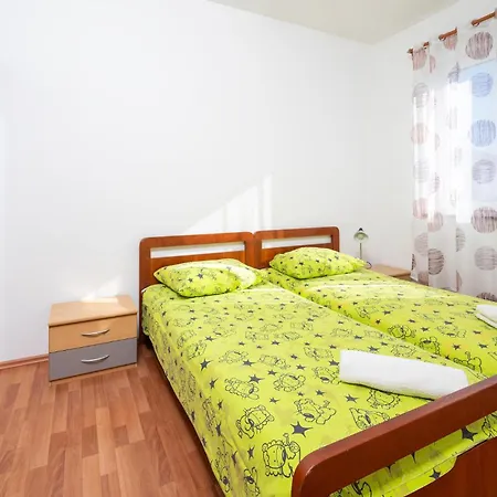 2 Bedroom Cozy Apartment In Rovinj *
