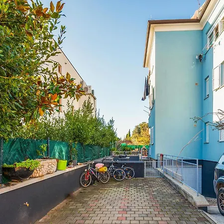 2 Bedroom Cozy Apartment In Rovinj *