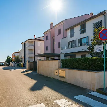 2 Bedroom Cozy Apartment In Rovinj Rovinj